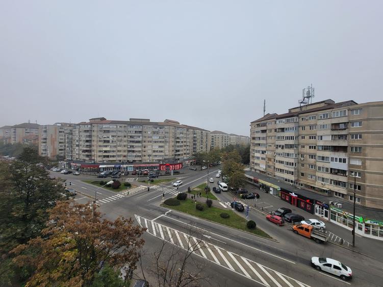 Apartament cu 4 camere decomandat în Rogerius