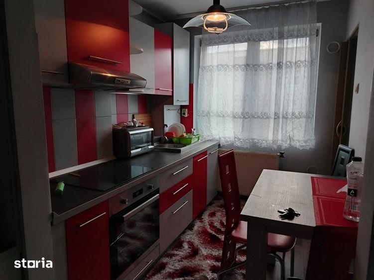 Apartament cu 3 camere semidecomandat în Gării
