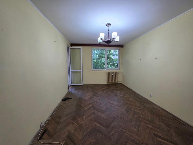 Apartament cu 4 camere semidecomandat în Titan