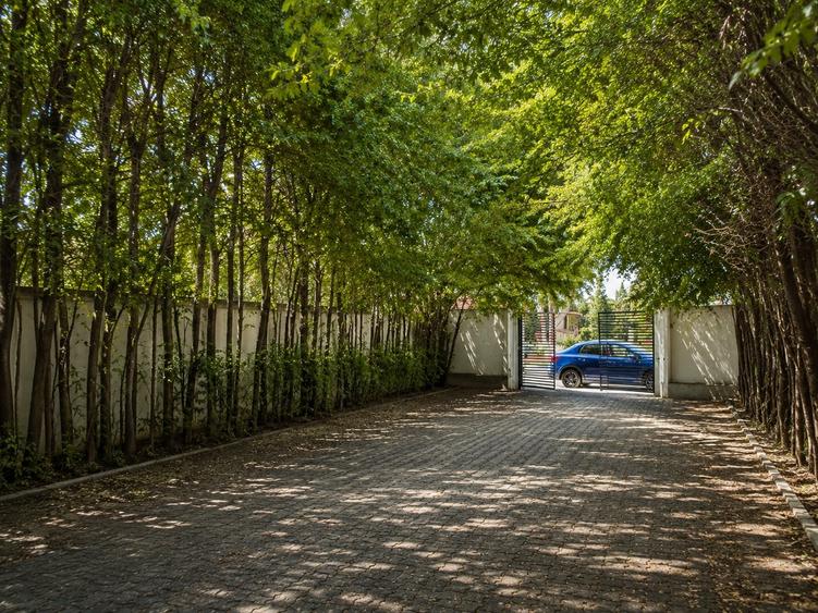 Casă individuală cu 6 camere cu Teren 514 Mp în Central