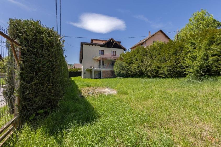 Casă individuală cu 8 camere cu Teren 622 Mp în Moieciu de Jos