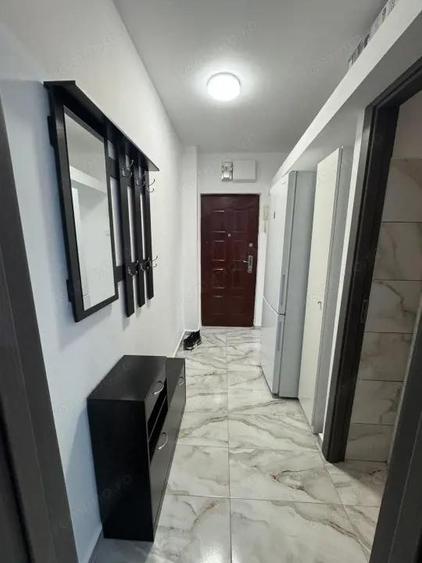Apartament cu 2 camere semidecomandat în Craiovița Nouă