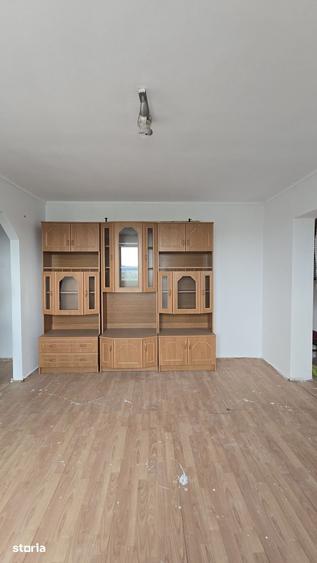 Apartament cu 3 camere semidecomandat în Central