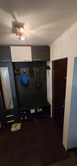 Apartament cu 3 camere decomandat, mobilat în Far