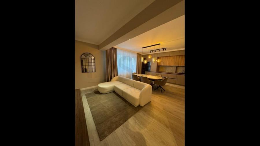 Apartament cu 3 camere decomandat în Sisești