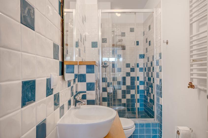 Apartament cu 3 camere semidecomandat, mobilat în Banu Manta
