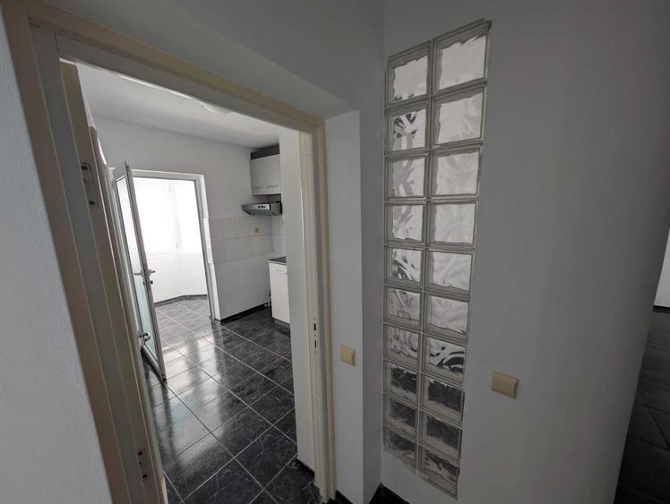 Apartament cu 3 camere decomandat în Calarași 4