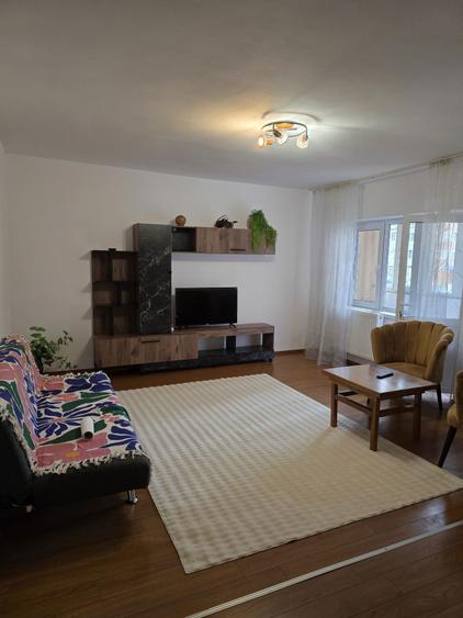 Apartament cu 3 camere decomandat în Micro 5
