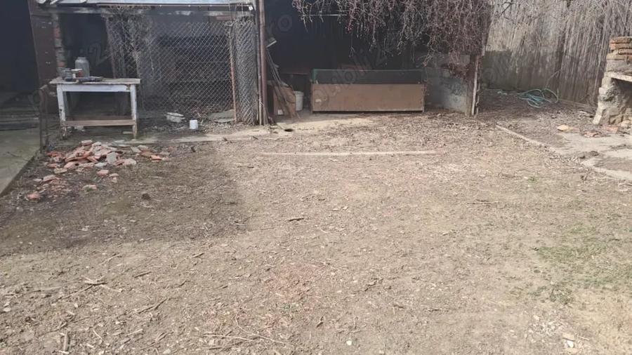Casă cu 5 camere cu Teren 2636 Mp în Gherghița