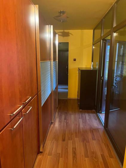 Apartament cu 3 camere semidecomandat în Decebal