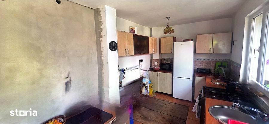 Casă cu 5 camere cu Teren 885 Mp în Ghioroc