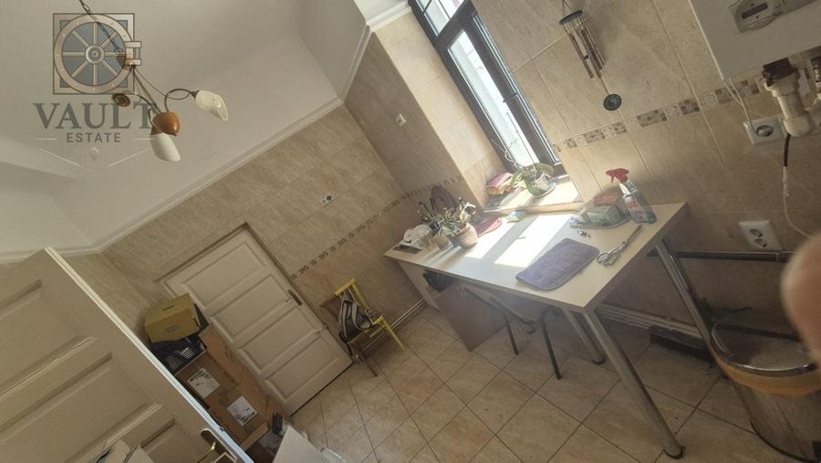 Apartament cu 5 camere semidecomandat în Moșilor