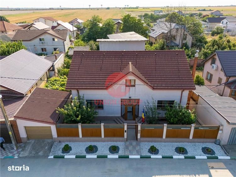Casă cu 4 camere în Lazu