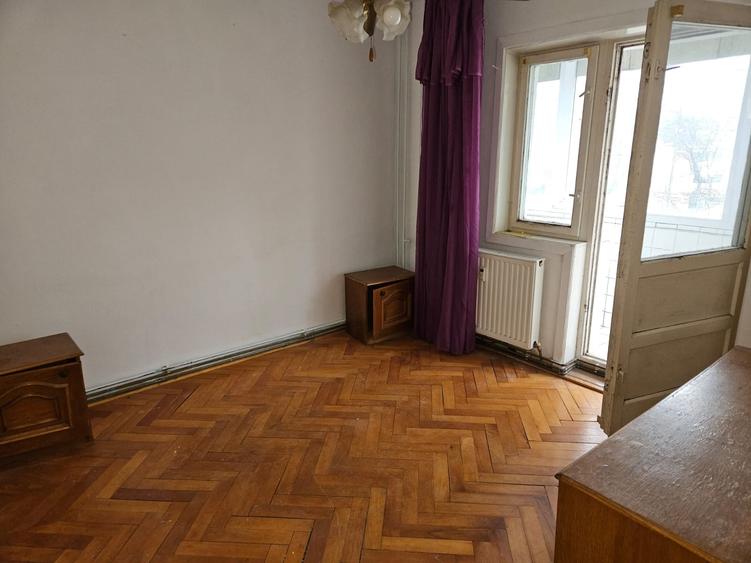 Apartament cu 3 camere decomandat, mobilat în Lipovei