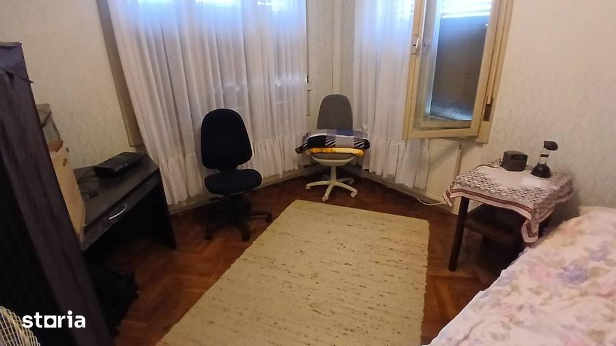 Casă cu 3 camere cu Teren 1442 Mp în Central