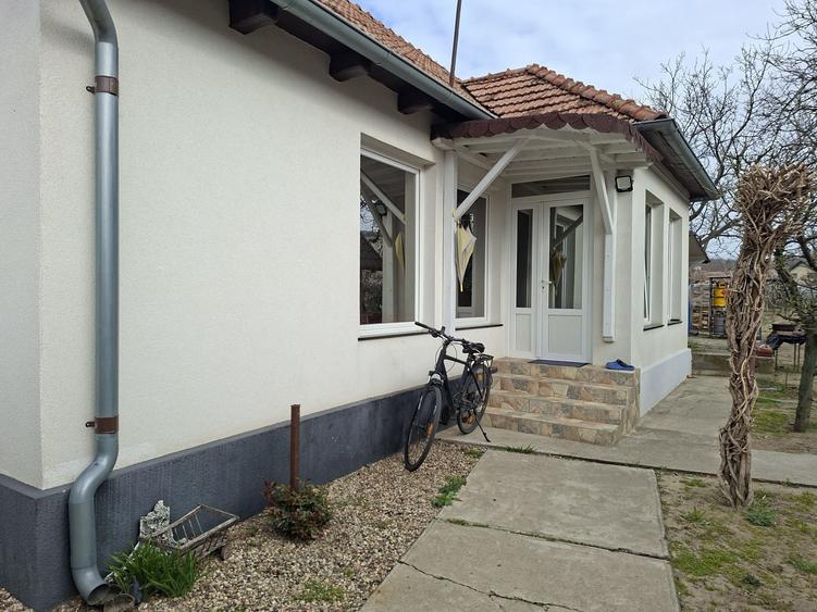 Casă cu 4 camere în Covăsinț