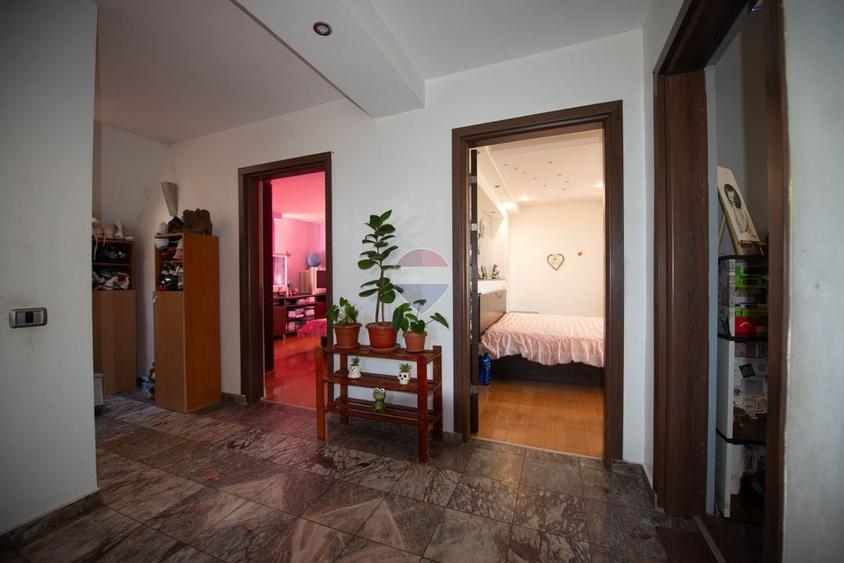 Casă individuală cu 9 camere cu Teren 1200 Mp în Cornetu