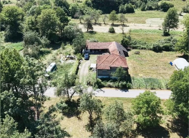Casă cu 3 camere în Laz