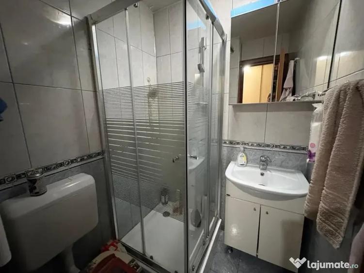 Apartament cu 3 camere decomandat în Vitan