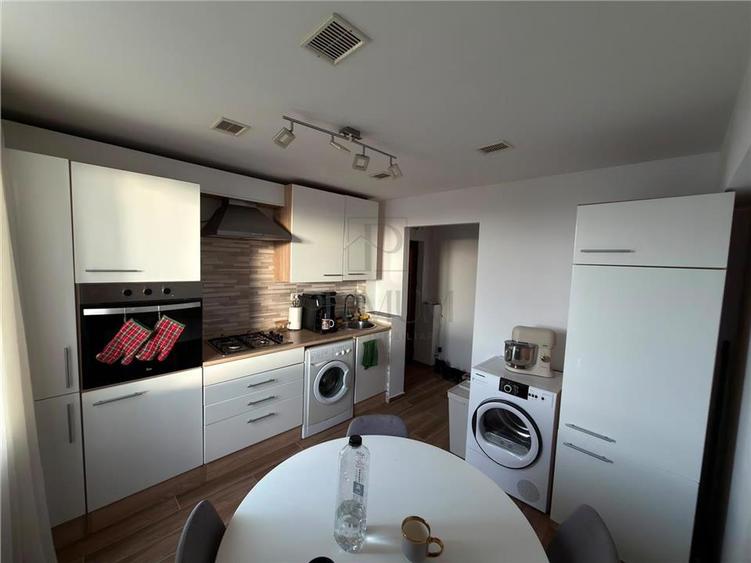 Apartament cu 3 camere semidecomandat, mobilat în Semicentral