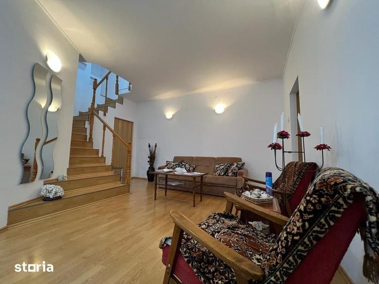 Casă cu 7 camere cu Teren 280 Mp în Far