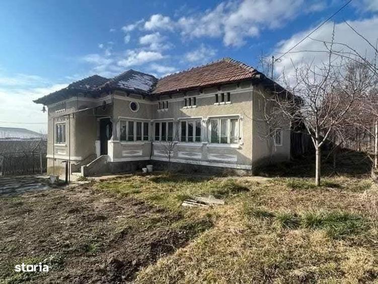 Casă cu 4 camere cu Teren 2064 Mp în Central