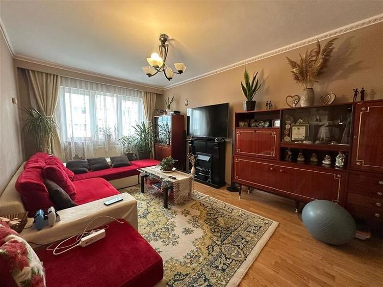 Apartament cu 3 camere decomandat în Vasile Aaron
