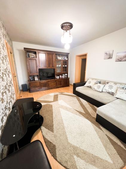 Apartament cu 3 camere semidecomandat în Săsar