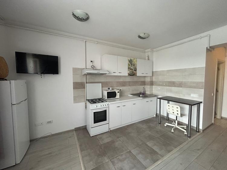Apartament cu 6 camere semidecomandat în Sud