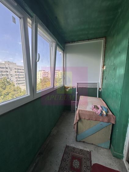 Apartament cu 3 camere semidecomandat în Uverturii
