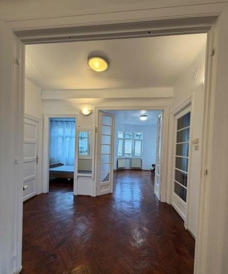 Apartament cu 3 camere semidecomandat, mobilat în Victoriei