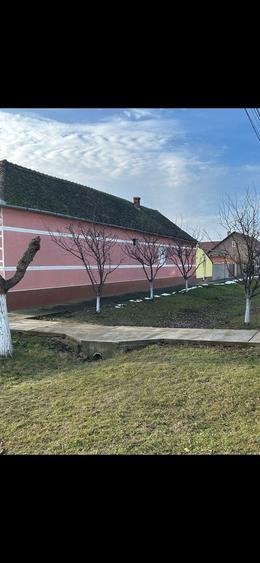 Casă cu 4 camere cu Teren 2880 Mp în Central