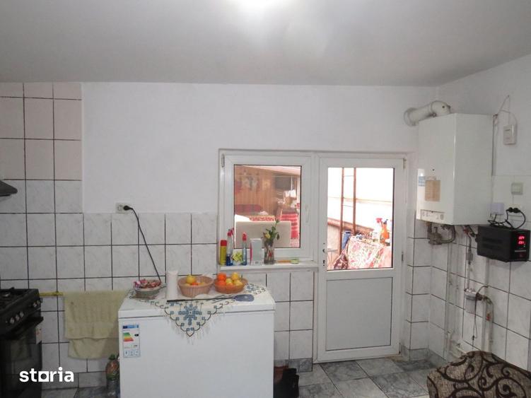 Casă cu 4 camere decomandat cu Canalizare în Central