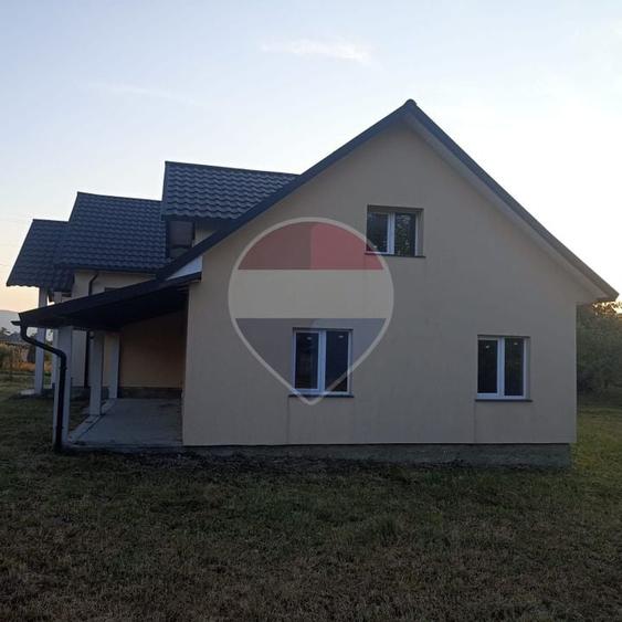 Casă individuală cu 5 camere cu Teren 1850 Mp în Ciocotiș