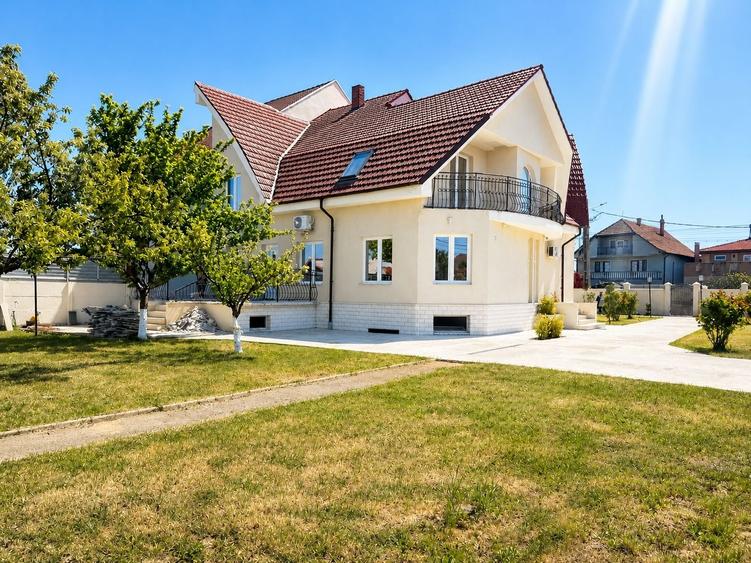 Casă individuală cu 7 camere cu Canalizare în Sânmartin