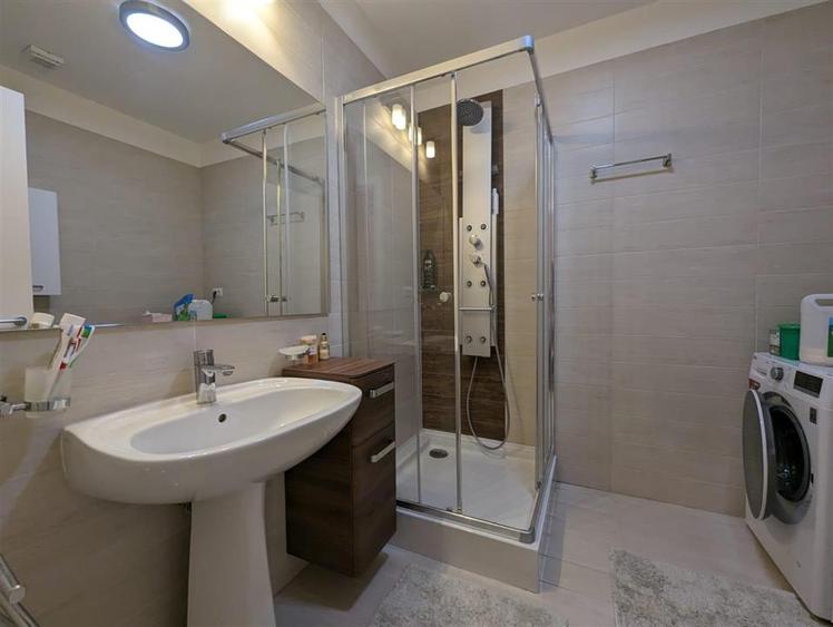 Apartament cu 3 camere semidecomandat, mobilat în Pipera