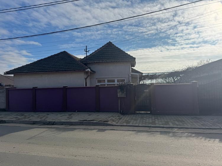 Casă cu 3 camere cu Canalizare în Cogealac
