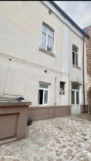Casă cu 5 camere cu Teren 300 Mp în Central