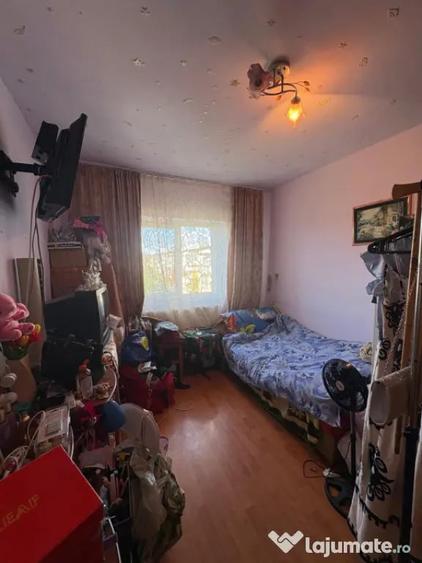 Apartament cu 3 camere decomandat în Vest