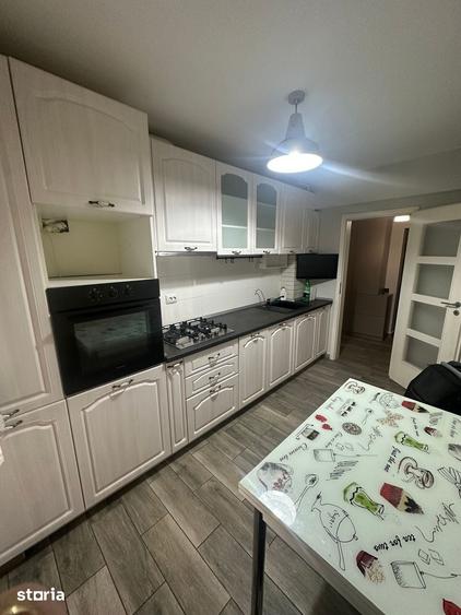 Apartament cu 3 camere în Apărătorii Patriei