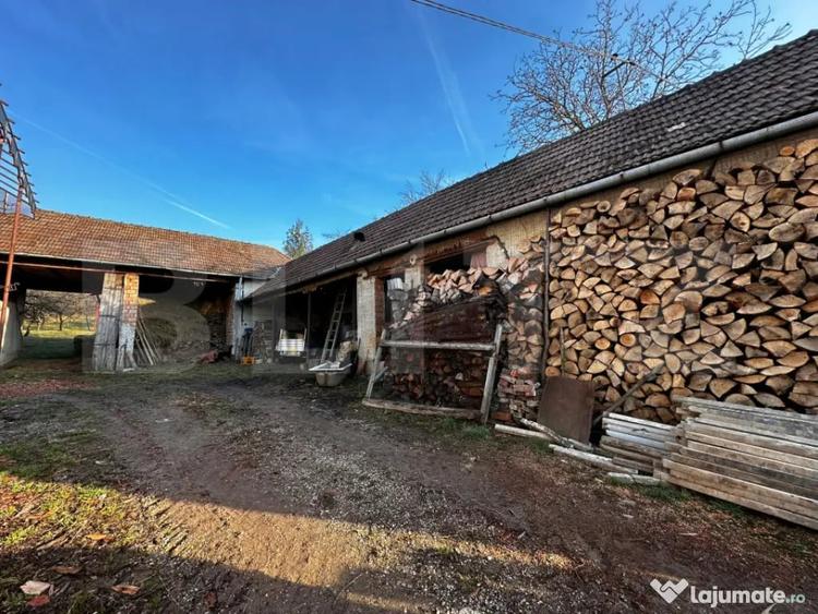 Casă cu 4 camere cu Teren 2500 Mp în Hurez