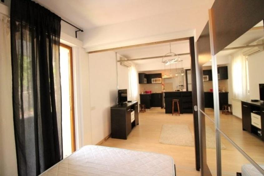 Apartament cu 2 camere semidecomandat, mobilat în Romană