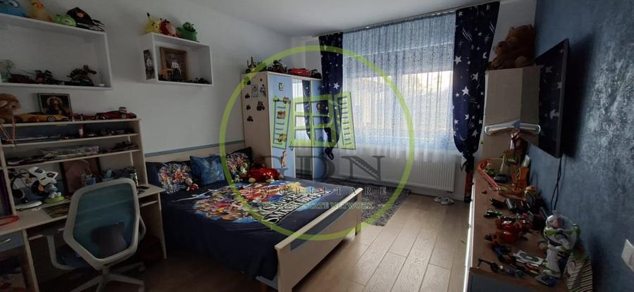 Casă individuală cu 4 camere cu Canalizare în Est