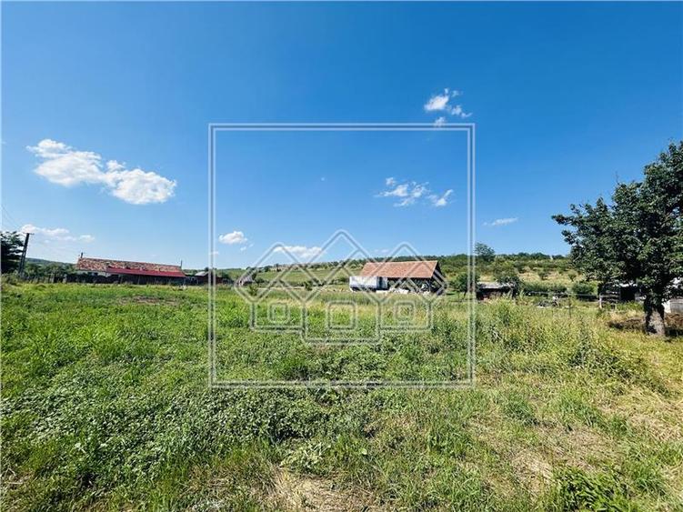 Casă individuală cu 4 camere cu Teren 1800 Mp în Roșia