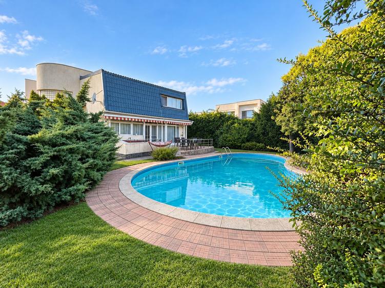 Duplex cu 4 camere cu Piscina în Iancu Nicolae