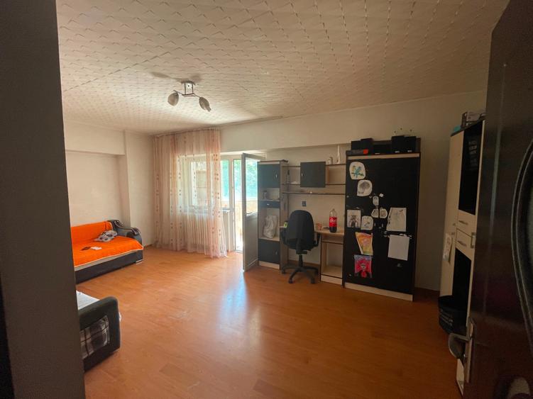 Apartament cu 3 camere decomandat în Nicolina