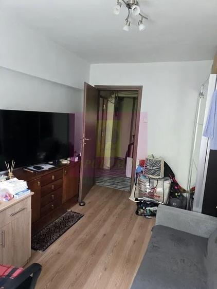 Apartament cu 3 camere semidecomandat în Lacul Tei