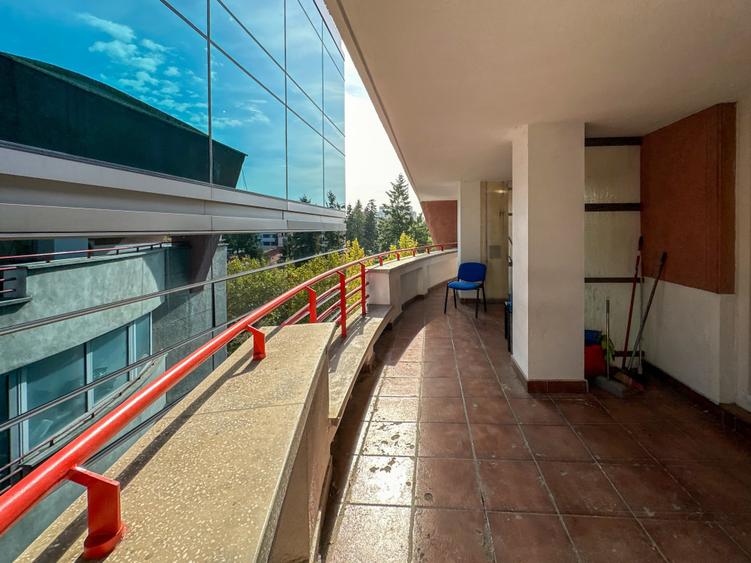 Apartament cu 6 camere semidecomandat în Primăverii