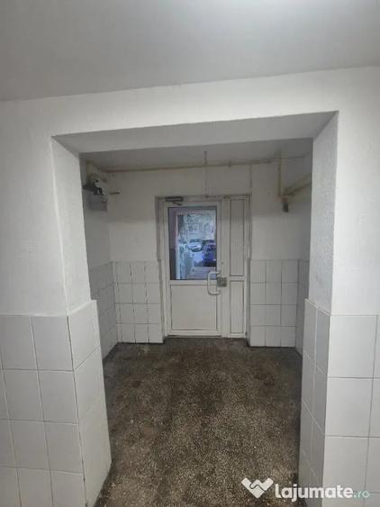 Apartament cu 3 camere decomandat în Exterior Vest