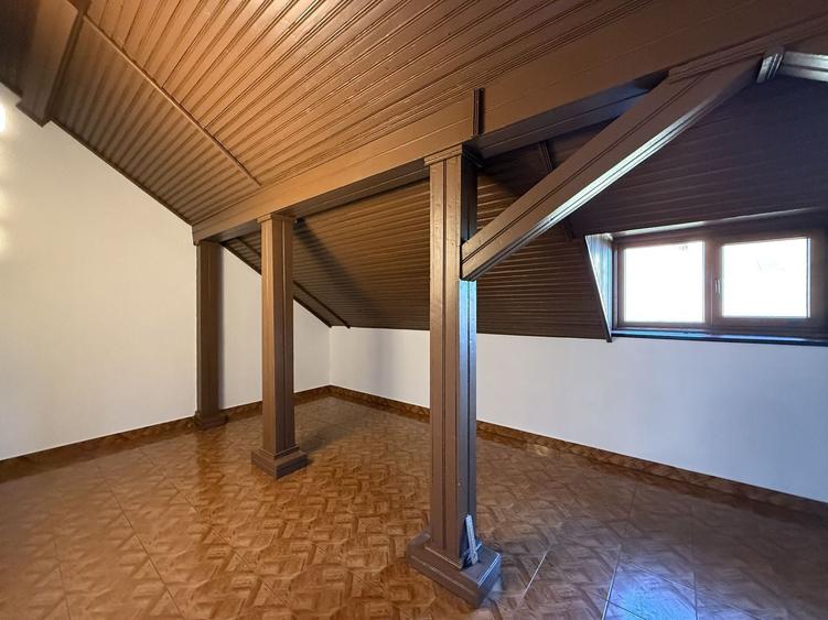 Casă individuală cu 15 camere cu Canalizare în Sisești